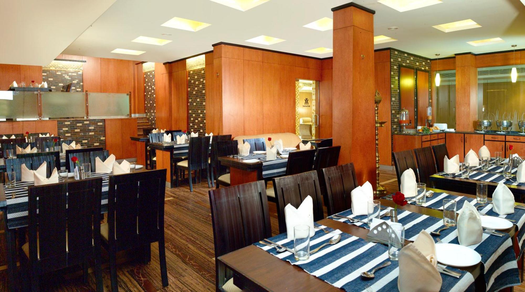 Hotel Aiswarya Kochi Extérieur photo