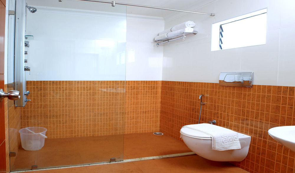 Hotel Aiswarya Kochi Extérieur photo