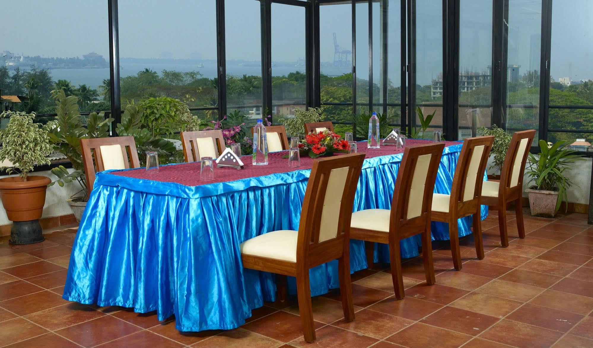 Hotel Aiswarya Kochi Extérieur photo
