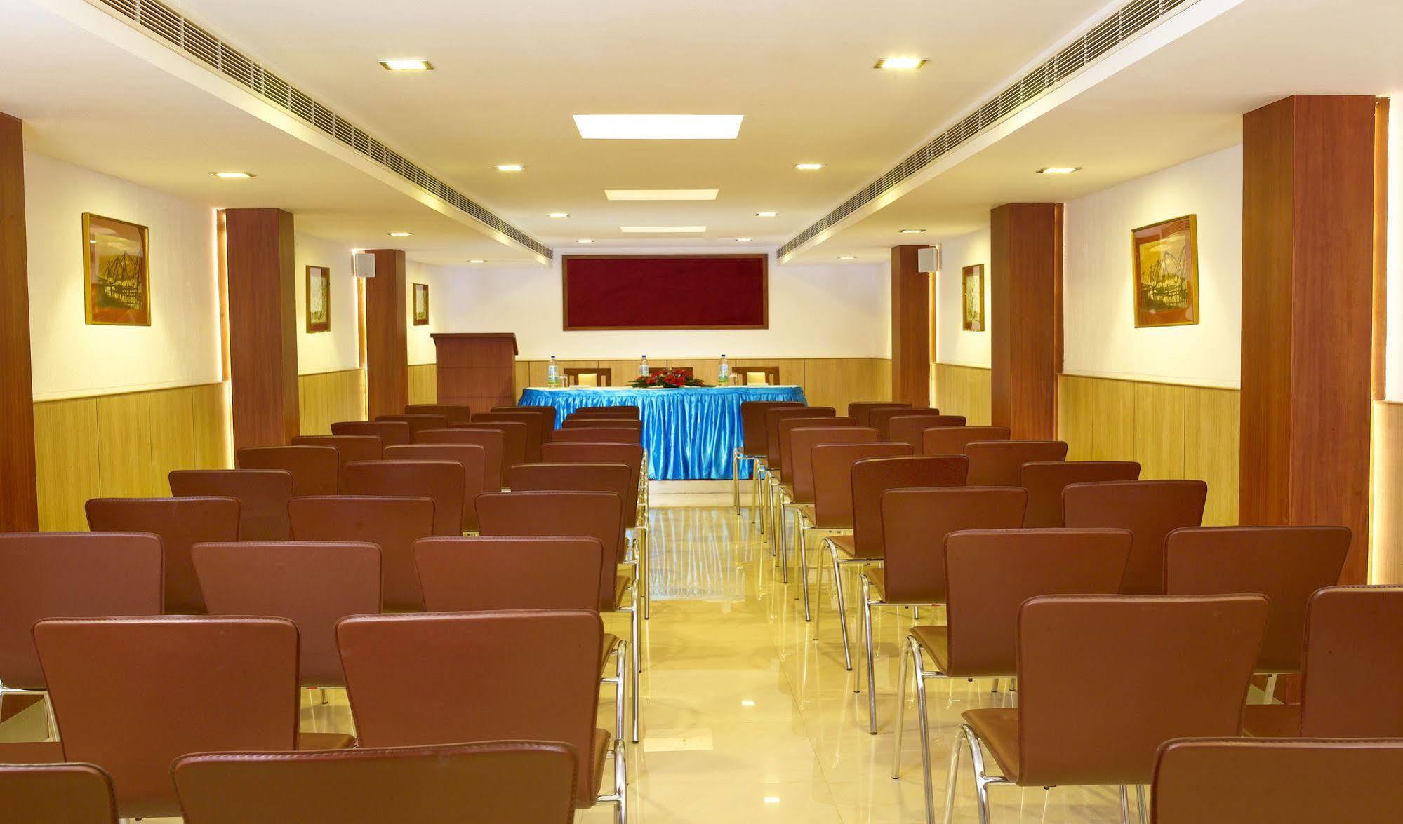 Hotel Aiswarya Kochi Extérieur photo