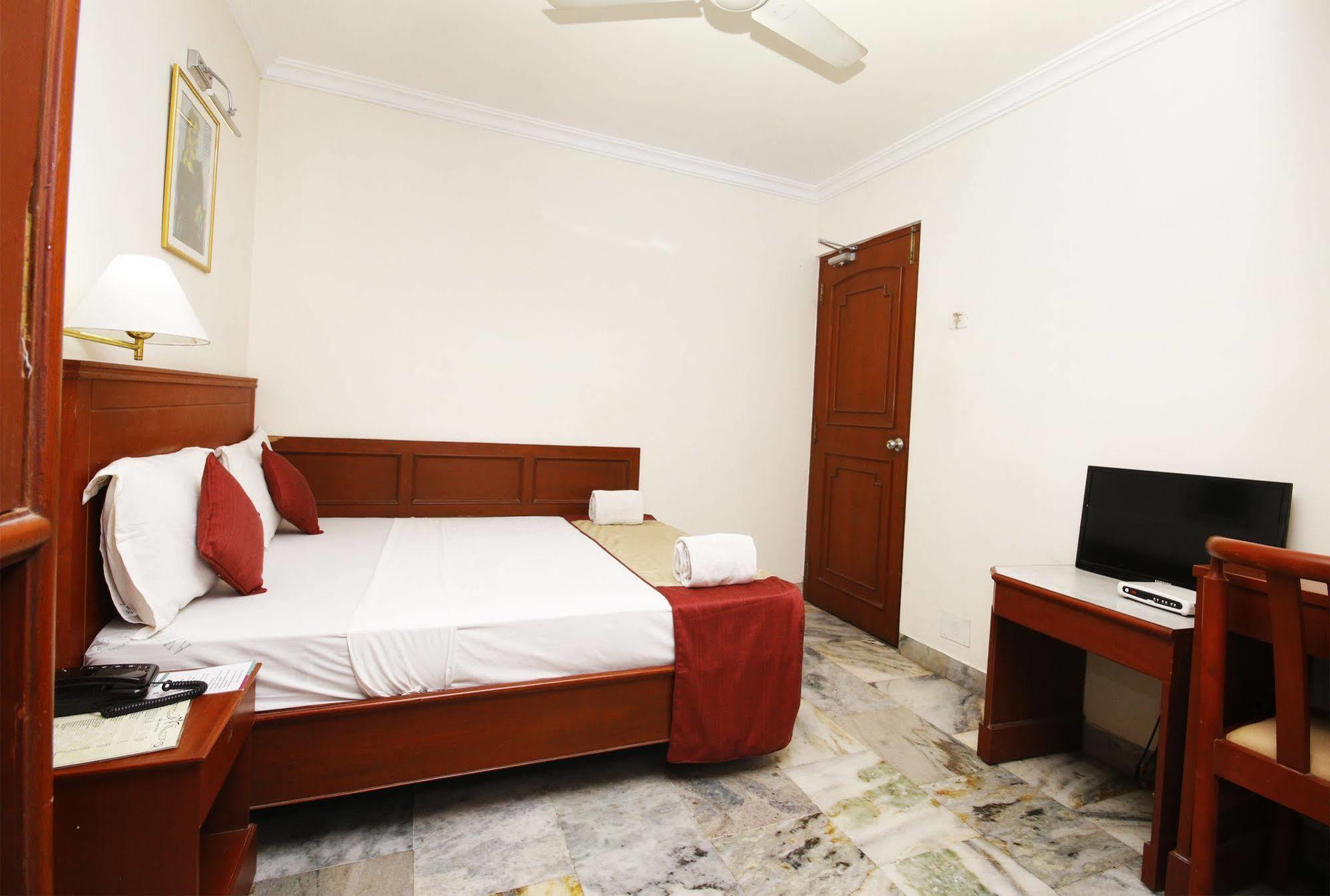Hotel Aiswarya Kochi Extérieur photo