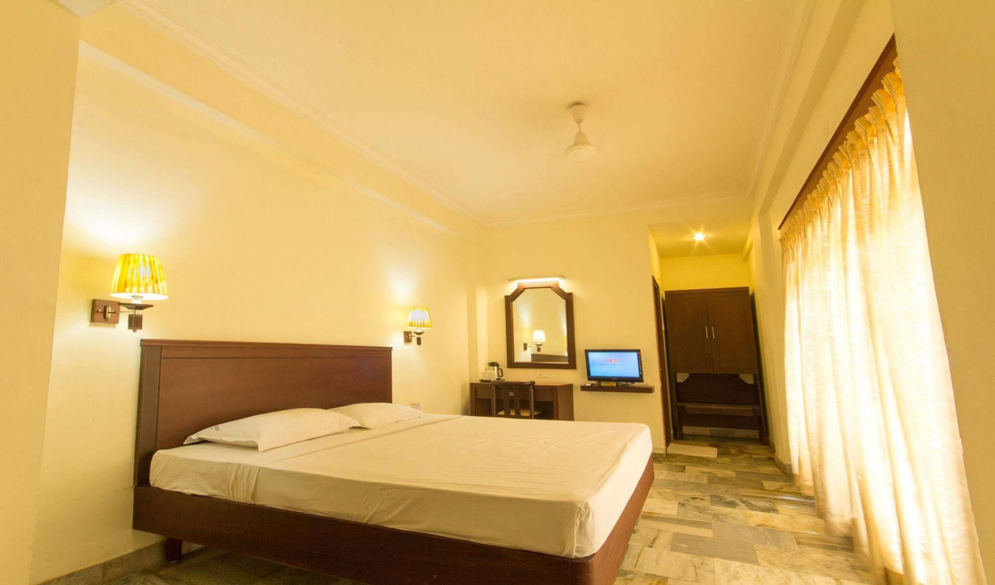 Hotel Aiswarya Kochi Extérieur photo