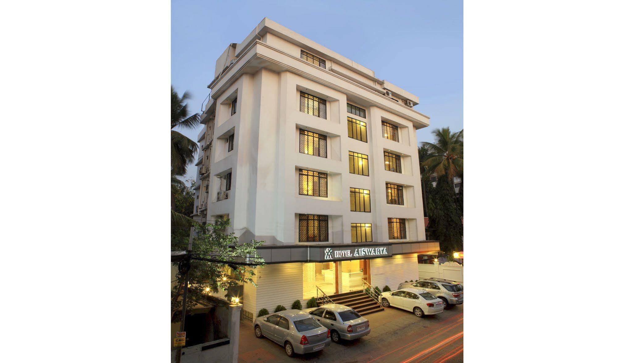 Hotel Aiswarya Kochi Extérieur photo