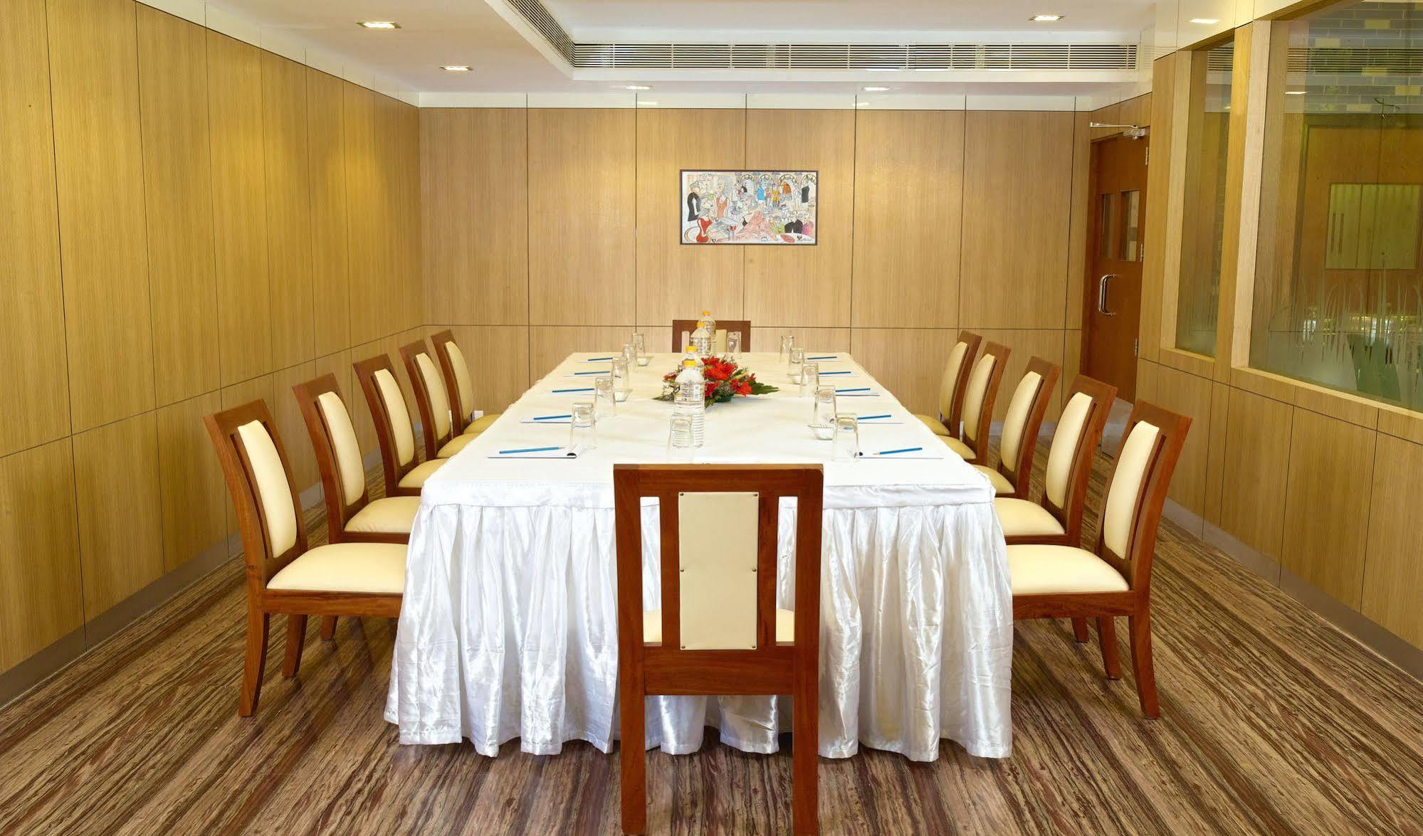 Hotel Aiswarya Kochi Extérieur photo